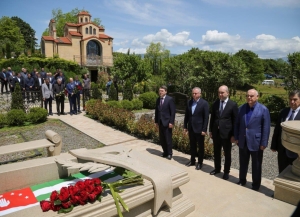 Аслан Бжания возложил цветы к могиле второго президента Абхазии Сергея Багапша 