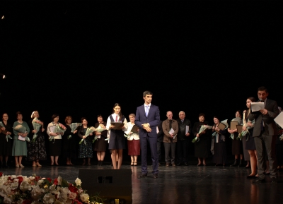 Учителям школ Абхазии торжественно вручили ордена и удостоверения почетного звания
