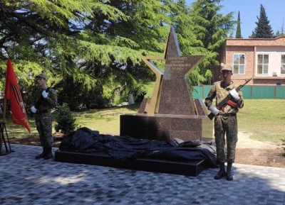Памятник землякам-участникам Великой Отечественной войны открыли в посёлке Цандрыпш