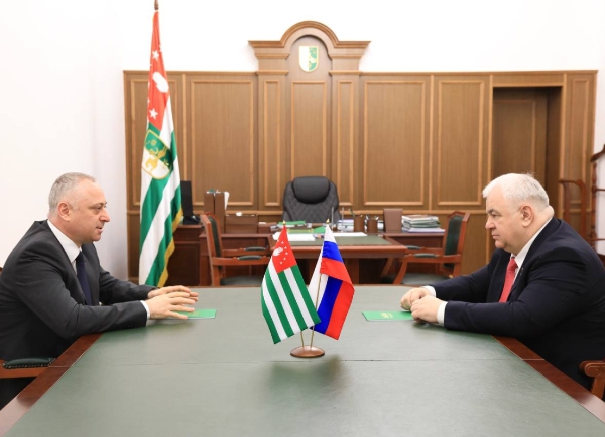 Президент Бадра Гунба встретился с депутатом Госдумы Кабеком Тайсаевым