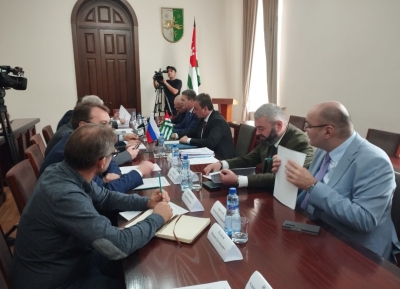 Поддержку малого и среднего предпринимательства и развитие глэмпинга обсудили в Кабмине с делегацией Минэкономразвития РФ