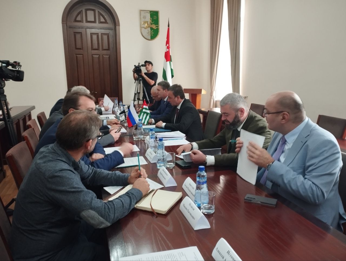 Поддержку малого и среднего предпринимательства и развитие глэмпинга обсудили в Кабмине с делегацией Минэкономразвития РФ      