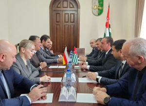 Делегация Южной Осетии приехала на празднование Дня Победы и Независимости Абхазии
