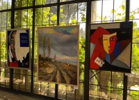 Выпускники факультета искусств АГУ показали свои картины на «Гуме»