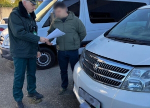 Два конфискованных минивэна «Toyota Alphard» передали на нужды специальной военной операции   