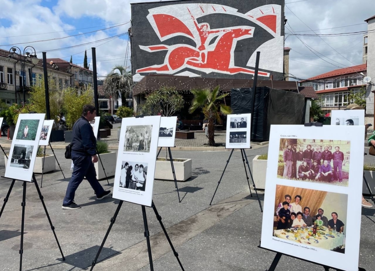 Выставка фотографий Владислава Ардзинба отрылась на площади им. С. Багапша в Сухуме.