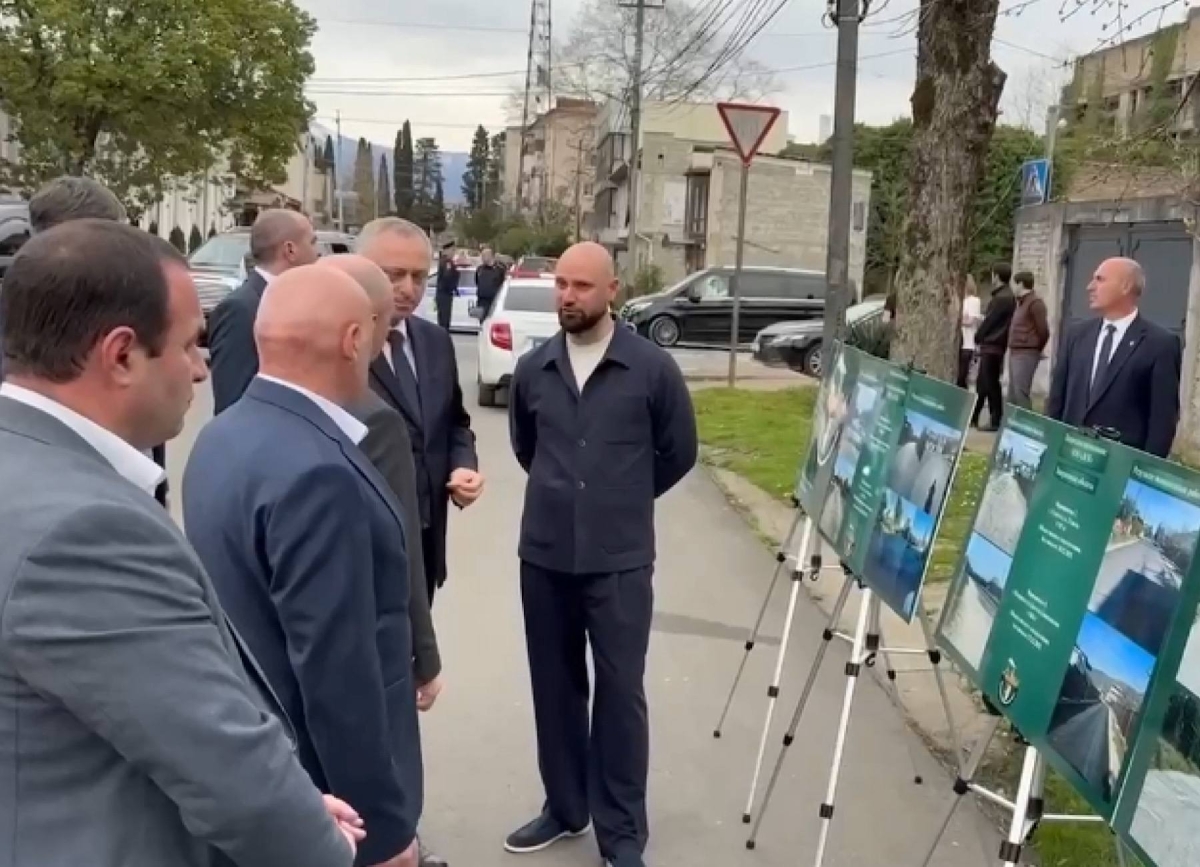 Бадра Гунба и Сергей Кириенко обсудили ход реконструкции улично-дорожной сети   Абхазии