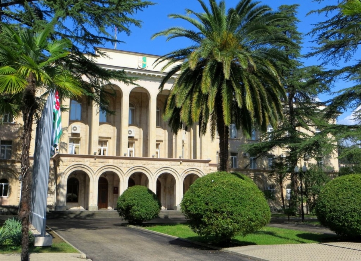 Бадра Гунба подписал указы о назначениях глав администраций городов и районов