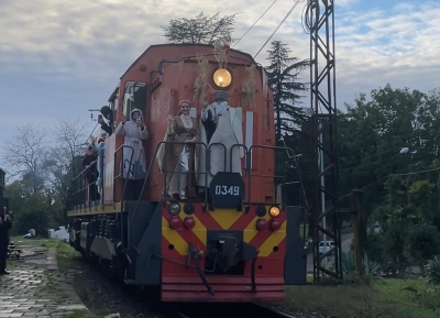 На платформу «Гума» прибыл «Новогодний поезд» с Ацаа Бабаду и Астыпха  