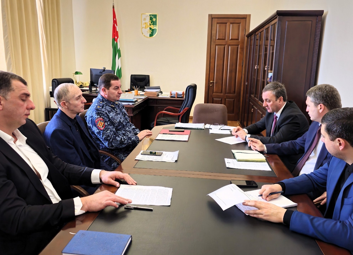 Премьер-министр Владимир Делба провел совещание по вопросам контроля качества товаров в Абхазии.