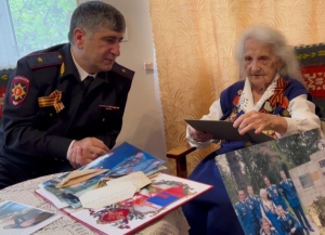 Министр внутренних дел Вальтер Бутба поздравил ветерана Великой Отечественной войны Екатерину Васильевну Синявскую   