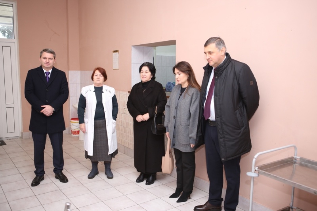 Вице-премьеры навестили дом-интернат и кризисный центр  с новогодними подарками