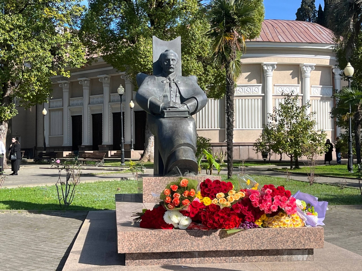 Память патриарха абхазской литературы Дмитрия Гулиа почтили в Сухуме