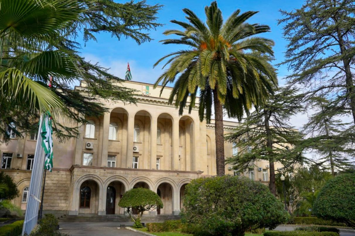 Президент Бадра Гунба подписал указы о присвоении почетных званий группе журналистов