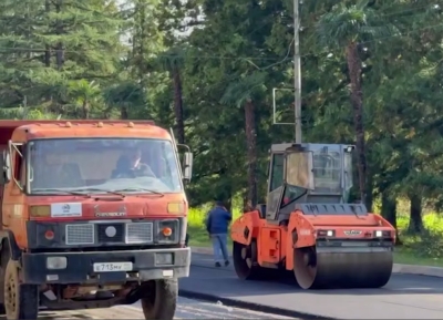 В Ткуарчале начались работы по укладке асфальтобетонного покрытия