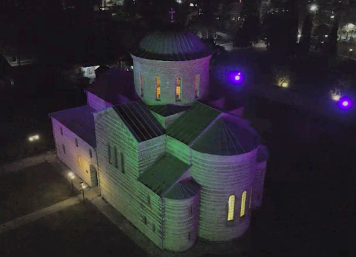 Пицундский храм украсили художественной подсветкой