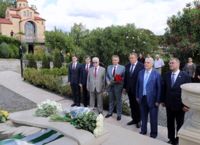 Аслан Бжания отдал дань памяти второму президенту Абхазии Сергею Багапшу