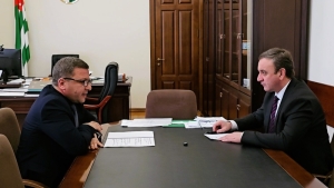 Владимир Делба и Бакур Бебия обсудили вопросы повышения социальных выплат