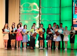 В филармонии чествовали выпускников общеобразовательных школ Сухума