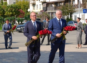 Бадра Гунба и Сергей Кириенко возложили цветы к памятнику российским миротворцам