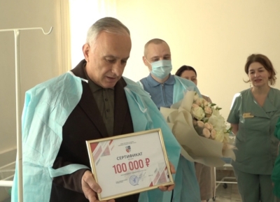 Администрация Сухума вручила сертификат на 100 тысяч рублей маме девочки, первой родившейся в Новом году
