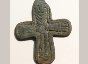 При раскопках в селе Анхуа обнаружены нательный крест и медальон   