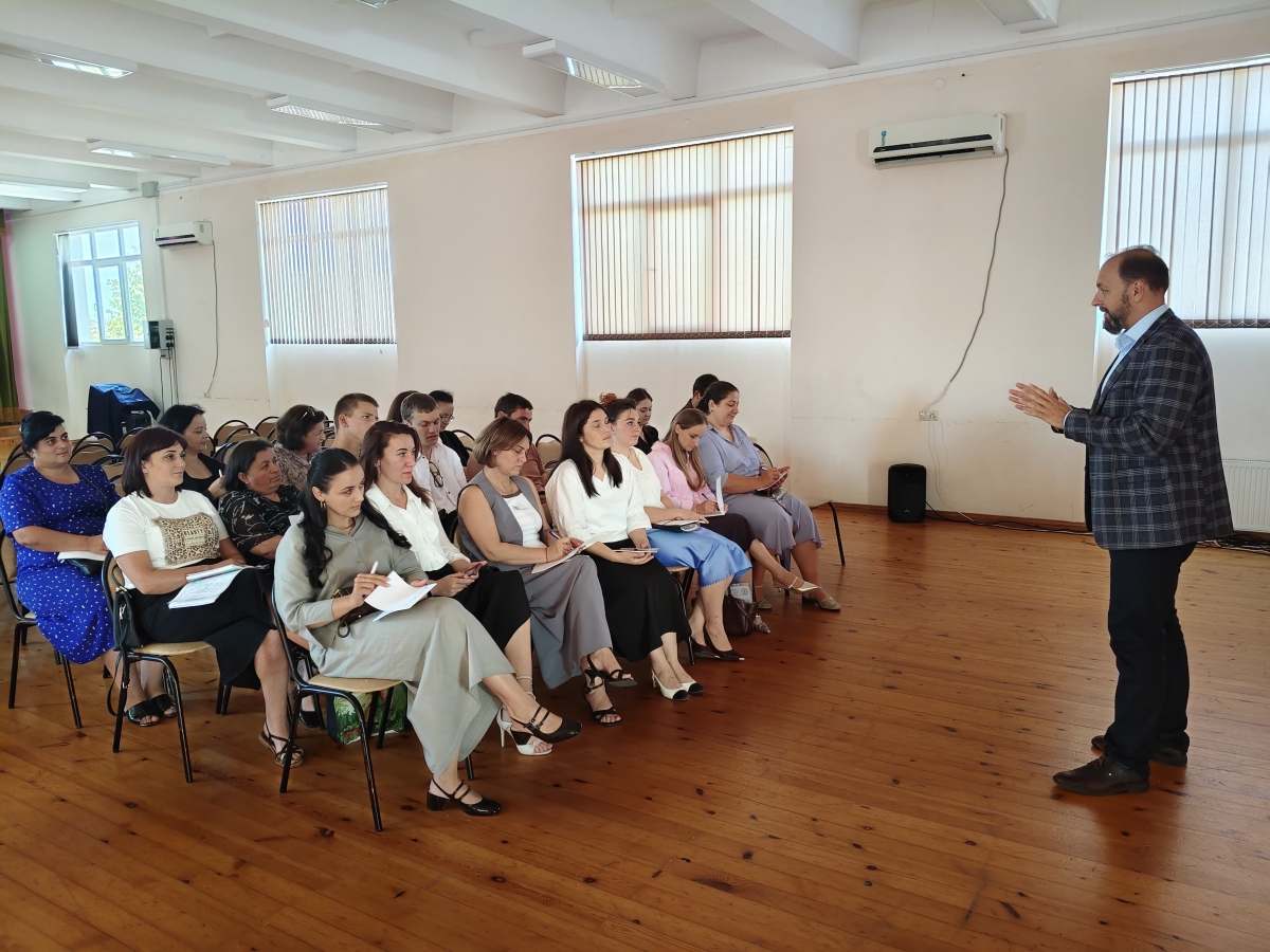 Курсы повышения квалификации преподавателей физики проходят в сухумской школе №4
