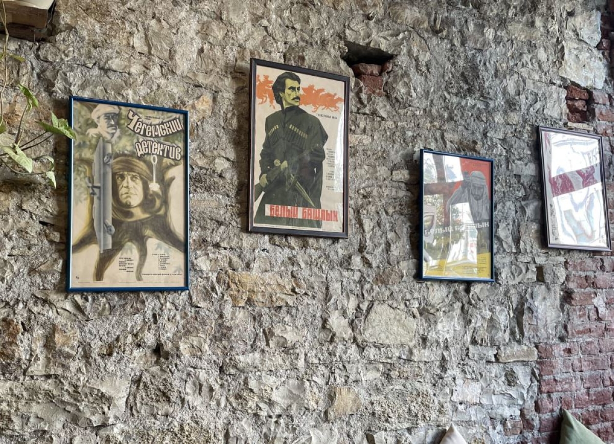 Выставка киноплакатов коллекционера Ибрагима Чкадуа открылась в Сухуме