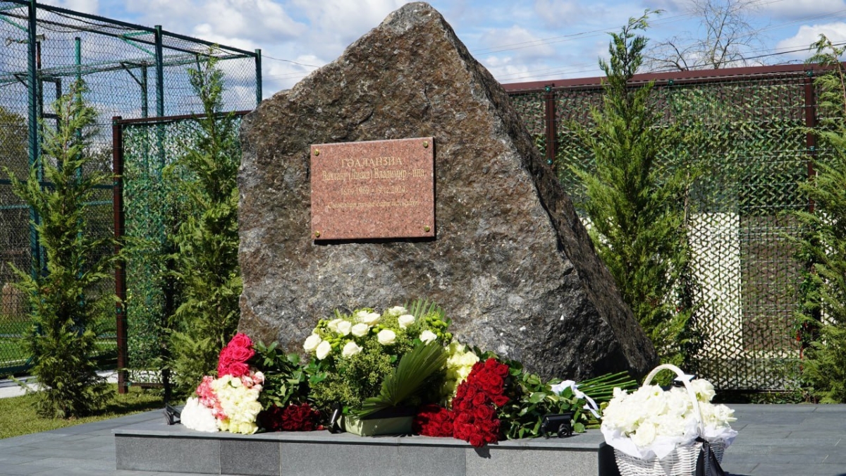 В селе Кутол установили памятник Вахтангу Голандзия