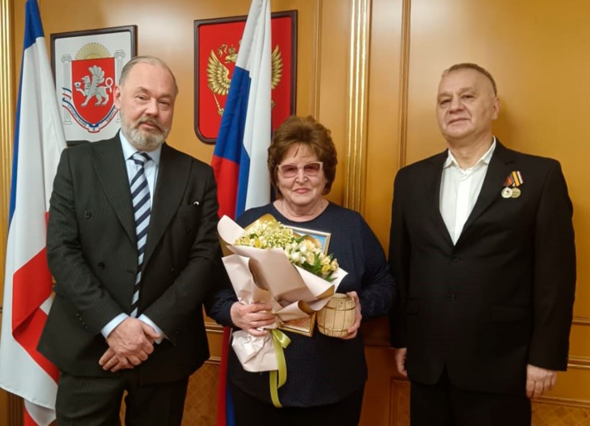 Волонтер проекта «Возвращение имени» награждена почётной грамотой главы города Керчь       