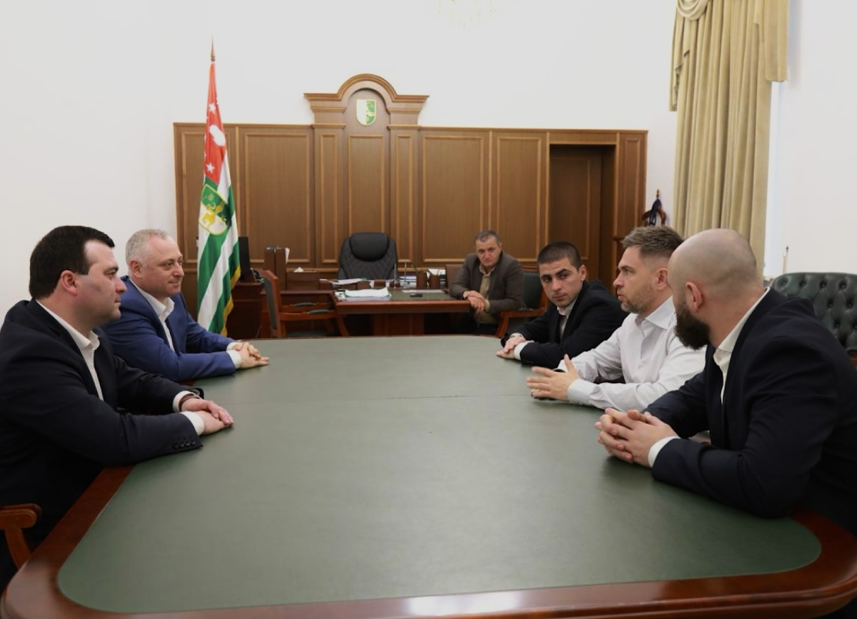 Президент Абхазии встретился с руководством Медийной футбольной лиги