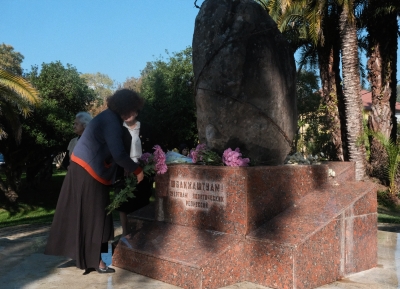 Цветы к памятнику жертвам политических репрессий возложили в Сухуме