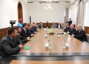 Бадра Гәынба Аахыҵ Уаԥстәыла аделегациа ахаҭарнакцәа дырԥылеит.