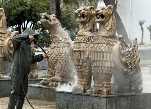 Производится очистка фонтана у Абхазского драмтеатра