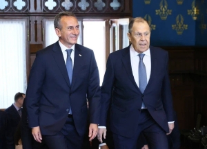 Аԥсни Урыстәылеи рыдәныҟатәи аусқәа рминисрцәа Олег Барцыци Сергеи Лаврови реиԥылара мҩаԥысуеит жьҭаарамза 1 азы Шәача ақалақь аҿы.