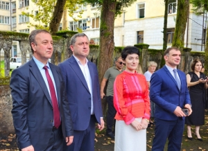 Владимир Делба поздравил учеников школы №4 города Ткуарчал с Днем знаний