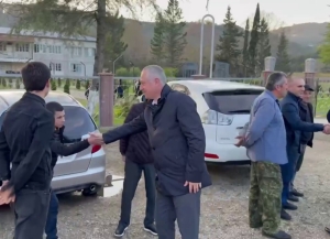 Абгархықә ақыҭа абжьаратәи ашкол иааиуа амчыбжь азы иҿыцу ашколтә автобус азааргоит.