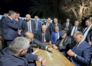 Алан Гаглоев сыграл в домино с завсегдатаями сухумской «Брехаловки»