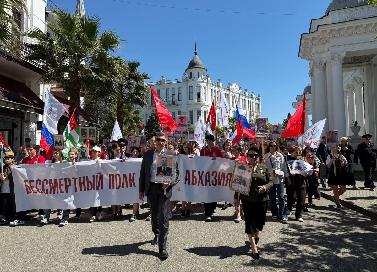 Память в строю: в Сухуме началось шествие «Бессмертного полка»