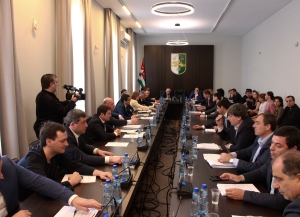 В окончательном чтении принята поправка в закон, освобождающая от взимания акциза ввозимые в Абхазию виноматериалы