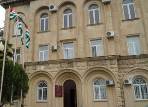 Смещение флага у Парламента Абхазии произошло из-за ветра