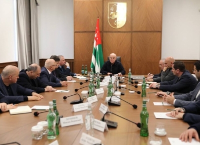 Аслан Бжания провел совещание с главами местных администраций и представителями посольства России в Абхазии