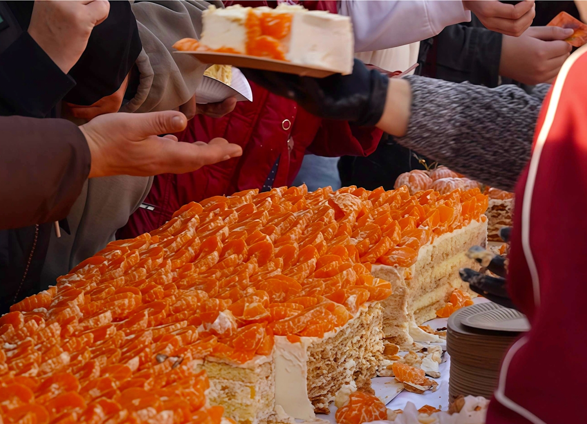 Торт диаметром в 54 метра собрали кондитеры на фестивале 