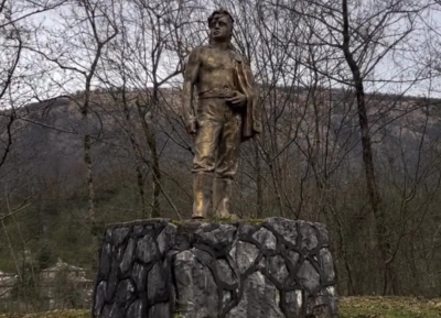 В Ткуарчале приступили к реставрации памятника Шахтёру