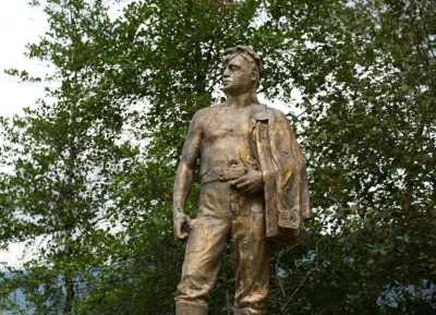 В Ткуарчале приступили к реставрации памятника шахтёру