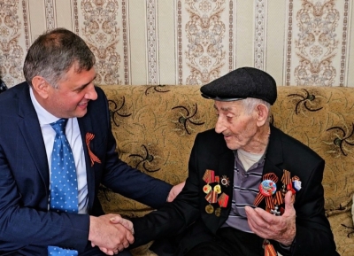 Вице-премьер Вараздат Миносян поздравил ветерана Великой Отечественной войны  Айкарата Манукяна