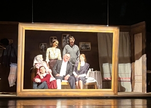 В Абхазском театре показали премьерный спектакль «Семейный портрет с посторонним»