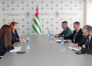 Аԥсны адәныҟатәи аусқәа Рминистрраҟны имҩаԥысит Ҭырқәтәылатәи аԥсуа диаспора ахаҭарнак Елчин Аӡынба лԥылара