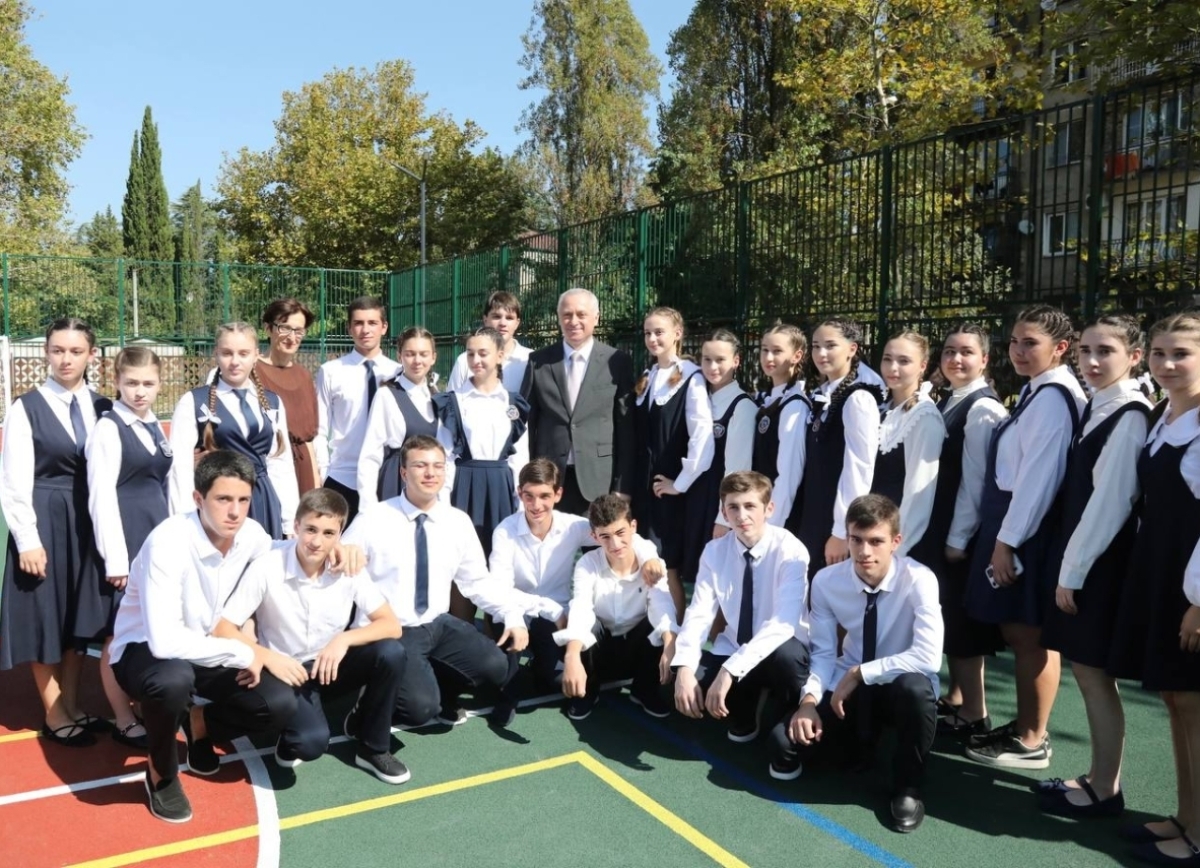 Президент принял участие в открытии спортивной площадки в Новом районе Сухума