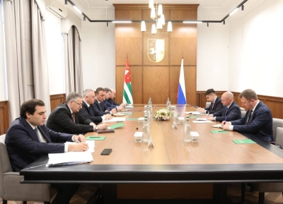 Бадра Гәынбеи Сергеи Кириенкои Аԥсны аенергетикатә уомплекс аҿиара азҵаарақәа ирылацәажәеит.